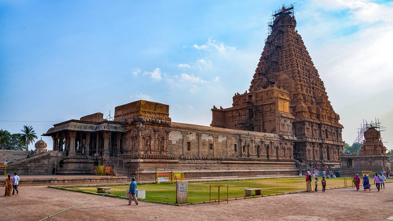 Temple tour package of Tamil Nadu with Chidambaram Nataraja Temple, Thanjavur Brihadeeswarar, Thirunallar Saneeswaran and Kanchipuram sightseeing.