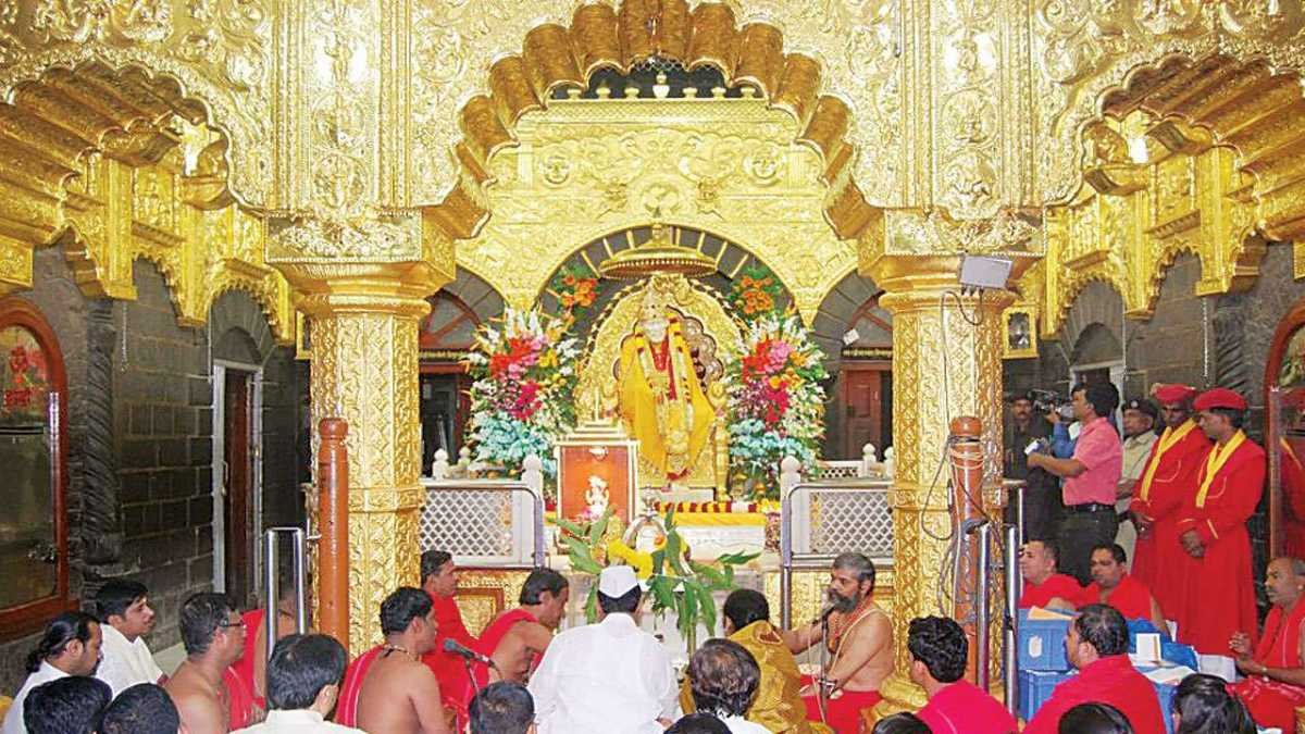 Devotees visiting Shri Sai Baba Temple in Shirdi with Vasantkamal Tours, offering Shirdi tour packages from Mysore by flight, VIP Darshan, Kakad Aarti assistance, 4-star hotel accommodation, airport transfers, and guided pilgrimage.