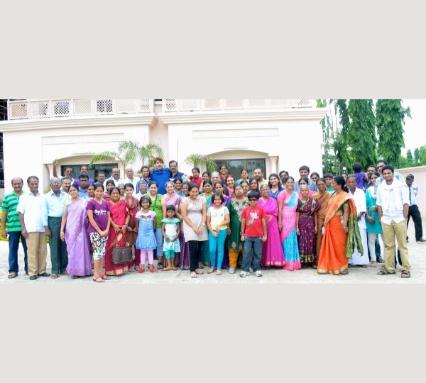 Devotees visiting Shri Sai Baba Temple in Shirdi with Vasantkamal Tours, offering Shirdi tour packages from Ahmedabad by flight, VIP Darshan, Kakad Aarti assistance, 4-star hotel accommodation, airport transfers, and guided pilgrimage.