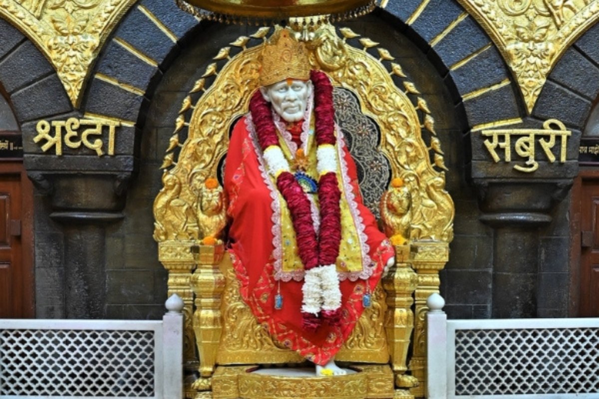 Devotees visiting Shri Sai Baba Temple in Shirdi with Vasantkamal Tours, offering Shirdi tour packages from Kolkata by flight, VIP Darshan, Kakad Aarti assistance, 4-star hotel accommodation, airport transfers, and guided pilgrimage.