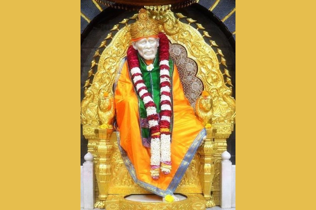 Devotees visiting Shri Sai Baba Temple in Shirdi with Vasantkamal Tours, offering Shirdi tour packages from Visakhapatnam by flight, VIP Darshan, Kakad Aarti assistance, 4-star hotel accommodation, airport transfers, and guided pilgrimage.