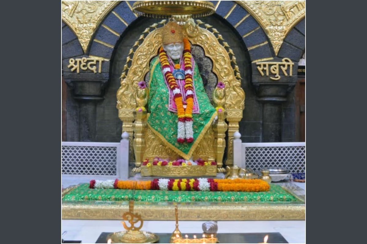 Devotees visiting Shri Sai Baba Temple in Shirdi with Vasantkamal Tours, offering Shirdi tour packages from Trivandrum by flight, VIP Darshan, Kakad Aarti assistance, 4-star hotel accommodation, airport transfers, and guided pilgrimage.