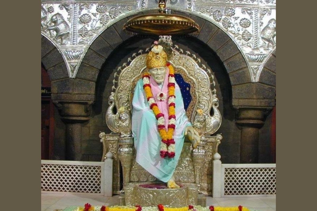 Devotees visiting Shri Sai Baba Temple in Shirdi with Vasantkamal Tours, offering Shirdi tour packages from Hyderabad by flight, VIP Darshan, Kakad Aarti assistance, 4-star hotel accommodation, airport transfers, and guided pilgrimage.