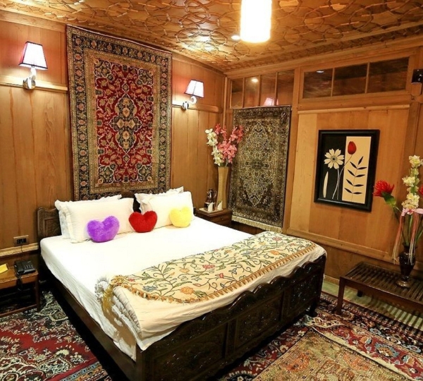 Deluxe Houseboat Srinagar