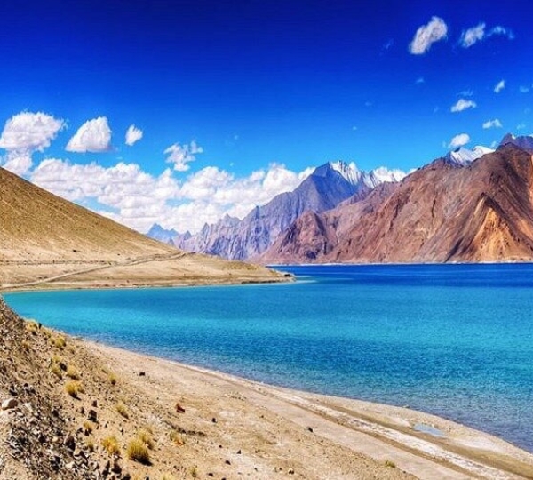 🌊 Pangong Lake – Iconic Blue Lake
