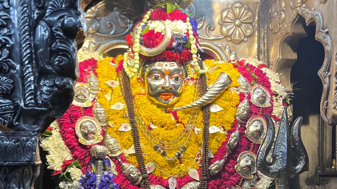 Discover the history, significance, darshan timings, rituals, festivals, and visitor information about Kaal Bhairav Temple in Kashi. Plan your pilgrimage with Vasantkamal Tours.