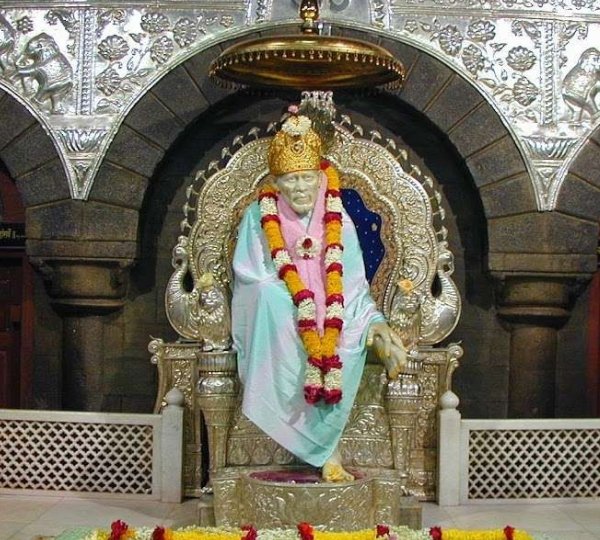 Devotees visiting Shri Sai Baba Temple in Shirdi with Vasantkamal Tours, offering Shirdi tour packages from Kochi by flight, VIP Darshan, Kakad Aarti assistance, 4-star hotel accommodation, airport transfers, and guided pilgrimage.