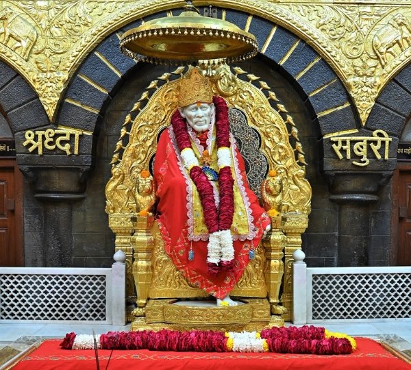 Devotees visiting Shri Sai Baba Temple in Shirdi with Vasantkamal Tours, offering Shirdi tour packages from Mangalore by flight, VIP Darshan, Kakad Aarti assistance, 4-star hotel accommodation, airport transfers, and guided pilgrimage.