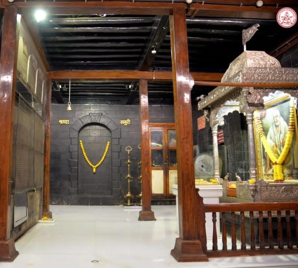 Devotees visiting Shri Sai Baba Temple in Shirdi with Vasantkamal Tours, offering Shirdi tour packages from Kolkata by flight, VIP Darshan, Kakad Aarti assistance, 4-star hotel accommodation, airport transfers, and guided pilgrimage.