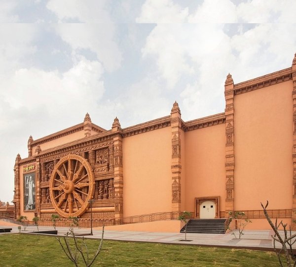 Devotees visiting Shri Sai Baba Temple in Shirdi with Vasantkamal Tours, offering Shirdi tour packages from Mangalore by flight, VIP Darshan, Kakad Aarti assistance, 4-star hotel accommodation, airport transfers, and guided pilgrimage.