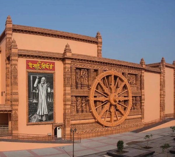 Devotees visiting Shri Sai Baba Temple in Shirdi with Vasantkamal Tours, offering Shirdi tour packages from Kochi by flight, VIP Darshan, Kakad Aarti assistance, 4-star hotel accommodation, airport transfers, and guided pilgrimage.
