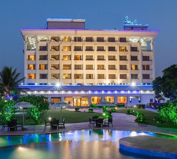 Devotees visiting Shri Sai Baba Temple in Shirdi with Vasantkamal Tours, offering Shirdi tour packages from Madurai by flight, VIP Darshan, Kakad Aarti assistance, 4-star hotel accommodation, airport transfers, and guided pilgrimage.
