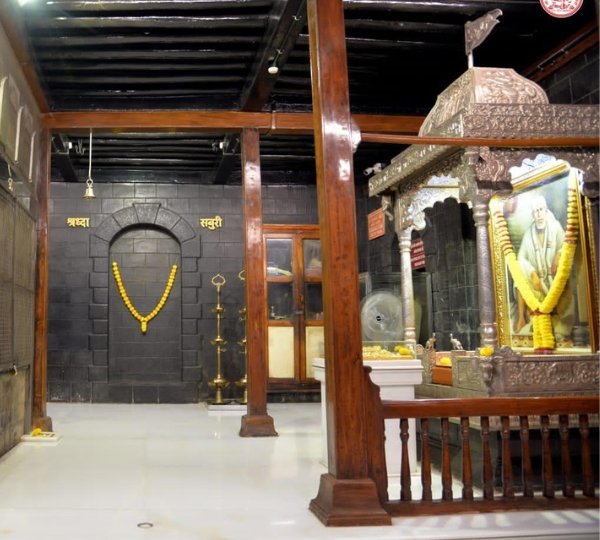 Devotees visiting Shri Sai Baba Temple in Shirdi with Vasantkamal Tours, offering Shirdi tour packages from Mangalore by flight, VIP Darshan, Kakad Aarti assistance, 4-star hotel accommodation, airport transfers, and guided pilgrimage.