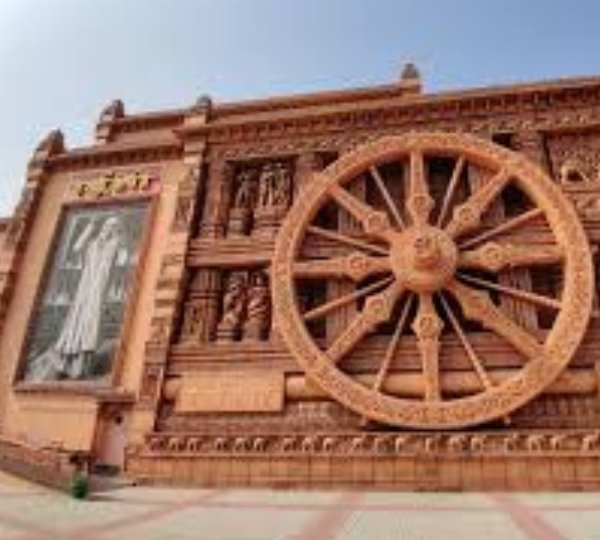 Devotees visiting Shri Sai Baba Temple in Shirdi with Vasantkamal Tours, offering Shirdi tour packages from Kolkata by flight, VIP Darshan, Kakad Aarti assistance, 4-star hotel accommodation, airport transfers, and guided pilgrimage.