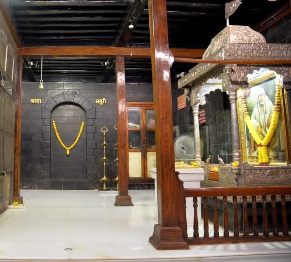 Devotees visiting Shri Sai Baba Temple in Shirdi with Vasantkamal Tours, offering Shirdi tour packages from Kochi by flight, VIP Darshan, Kakad Aarti assistance, 4-star hotel accommodation, airport transfers, and guided pilgrimage.