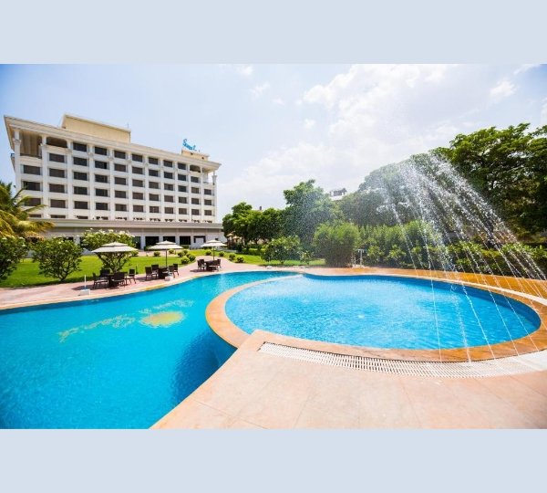 Devotees visiting Shri Sai Baba Temple in Shirdi with Vasantkamal Tours, offering Shirdi tour packages from Coimbatore by flight, VIP Darshan, Kakad Aarti assistance, 4-star hotel accommodation, airport transfers, and guided pilgrimage.