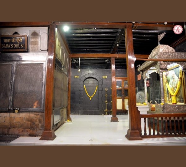 Devotees visiting Shri Sai Baba Temple in Shirdi with Vasantkamal Tours, offering Shirdi tour packages from Rajahmundry by flight, VIP Darshan, Kakad Aarti assistance, 4-star hotel accommodation, airport transfers, and guided pilgrimage.