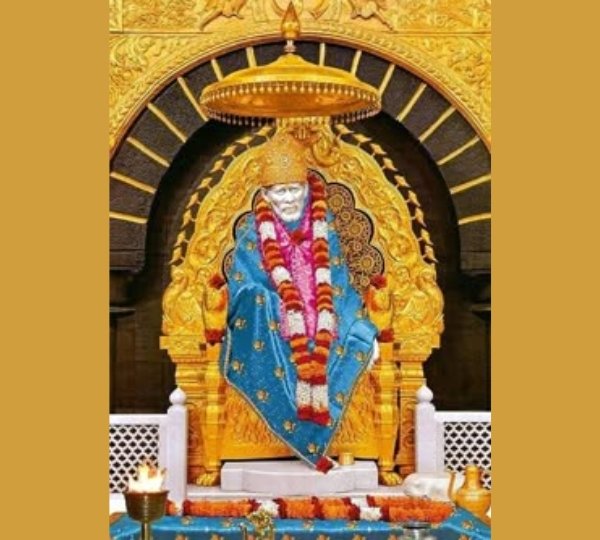 Devotees visiting Shri Sai Baba Temple in Shirdi with Vasantkamal Tours, offering Shirdi tour packages from California by flight, VIP Darshan, Kakad Aarti assistance, 4-star hotel accommodation, airport transfers, and guided pilgrimage.